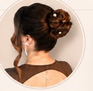 Penteado apanhado com detalhe de pérolas